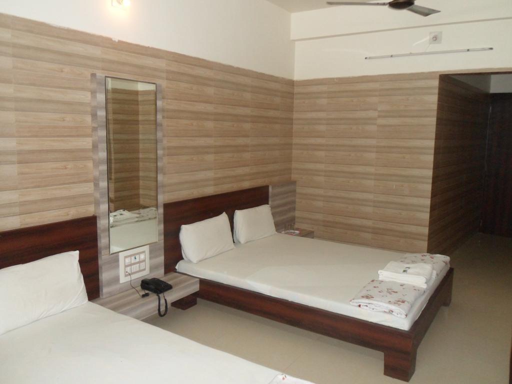 Hotel Madhusudan Dwarka  Room photo